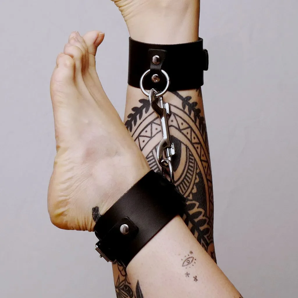 The Sinners Chevillères Anneaux En Cuir Et Mousqueton 4 The Sinners Chevillères Anneaux En Cuir Et Mousqueton – Image 2