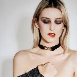 E.L.F. Zhou London Choker Captivate - Noir Et Or 7 E.L.F. Zhou London Choker Captivate - Noir Et Or -Lingerie Soldes Boutique choker captivate choker mannequin