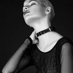E.L.F. Zhou London Choker En Cuir - Double Buckled Choker -Lingerie Soldes Boutique choker cuir noir double buckled choker elf zhou