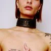 The Sinners Collier Choker En Cuir Molletonné Et Attaches Dorées 2 The Sinners Collier Choker En Cuir Molletonné Et Attaches Dorées -Lingerie Soldes Boutique collier classic or