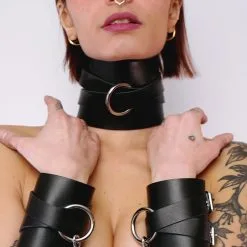 The Sinners Choker En Cuir Effet Minerve Avec Lanières Croisées - Noir