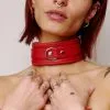 Choker En Cuir Molletonné Rouge Et Attaches Argentées 1 Choker En Cuir Molletonné Rouge Et Attaches Argentées -Lingerie Soldes Boutique collier cuir rouges face