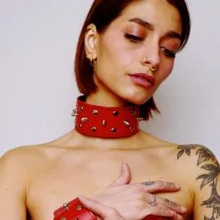 The Sinners Choker En Cuir à Pics Avec Mousqueton - Rouge