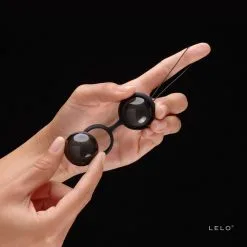 LELO Boules De Geihsa Luna Beads Noires 9 LELO Boules De Geihsa Luna Beads Noires -Lingerie Soldes Boutique lunabeads noir hands 1