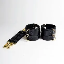 E.L.F. Zhou London Menottes En Cuir Et Or - Studded Double Cuffs 6 E.L.F. Zhou London Menottes En Cuir Et Or - Studded Double Cuffs -Lingerie Soldes Boutique menottes bdsm cuir et or studded double cuffs