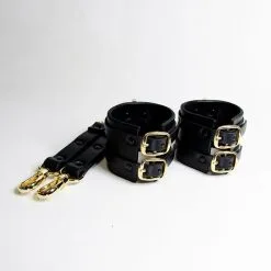 E.L.F. Zhou London Menottes En Cuir Et Or - Studded Double Cuffs 7 E.L.F. Zhou London Menottes En Cuir Et Or - Studded Double Cuffs -Lingerie Soldes Boutique menottes bdsm cuir et or studded double cuffs deface