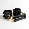 E.L.F. Zhou London Menottes En Cuir Et Or - Studded Double Cuffs -Lingerie Soldes Boutique menottes bdsm cuir et or studded double cuffs reliees