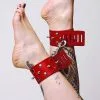 The Sinners Chevillères En Cuir Avec Pics Et Mousqueton - Rouges -Lingerie Soldes Boutique menottes chevilles pics rouge 1