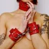 The Sinners Menottes Larges En Cuir épais - Rouges -Lingerie Soldes Boutique menottes rigide rouges