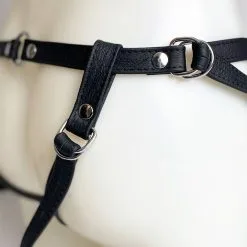 The Sinners Harnais Pour Gode-ceinture Avec Attaches D-Ring - Cuir Souple Noir -Lingerie Soldes Boutique strapon noir ouvert doubleanneaux grosplananneaux 1