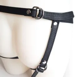 Lingerie Soldes Boutique -Lingerie Soldes Boutique strapon noir plein anneaux grosplan doubleanneaux