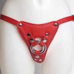 The Sinners Harnais Pour Gode-ceinture Avec Attaches D-Ring - Cuir Souple Rouge -Lingerie Soldes Boutique strapon rouge ouvert anneaux face petit 1