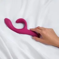 We-Vibe Vibromasseur Rabbit Contact Permanent - Nova 2 Fuschia -Lingerie Soldes Boutique wvi nova2 lifestyle hand jpg 3