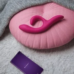 We-Vibe Vibromasseur Rabbit Contact Permanent - Nova 2 Fuschia -Lingerie Soldes Boutique wvi nova2 lifestyle pillow app tif 8